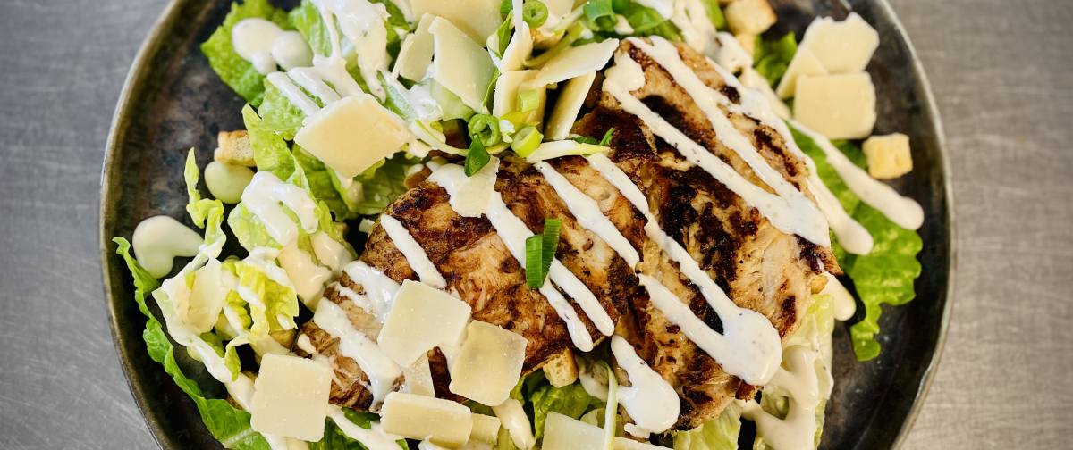 Caesarsallad med pankofriterad kyckling
