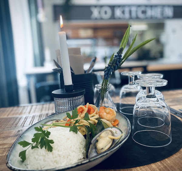 Skaldjursrätt vid XO Kitchens skylt