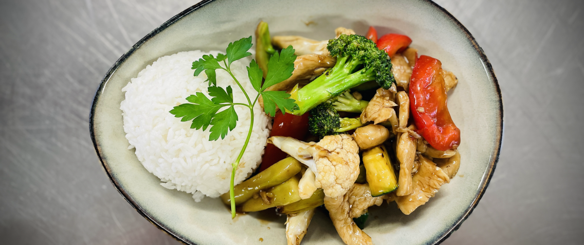 Wokad kyckling med chilipasta och ris